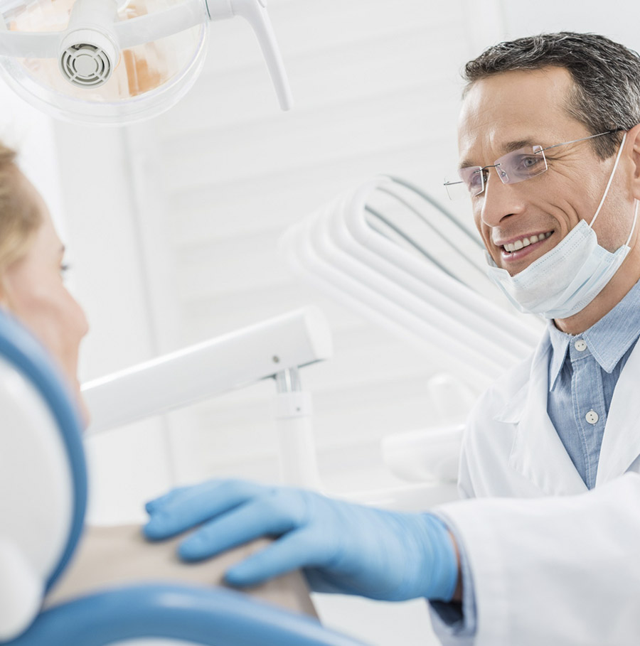 Odontólogo con paciente